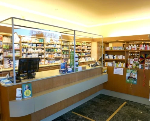 Blick in die Offizin der Apotheke zum goldenen Kreuz mit Regalen und Verkaufsbereich